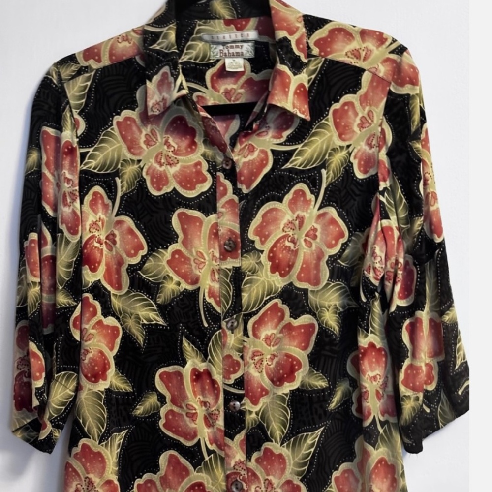 Tommy Bahama  women’s Stretch 3/4 Sleeve Blouse Button Down Medium